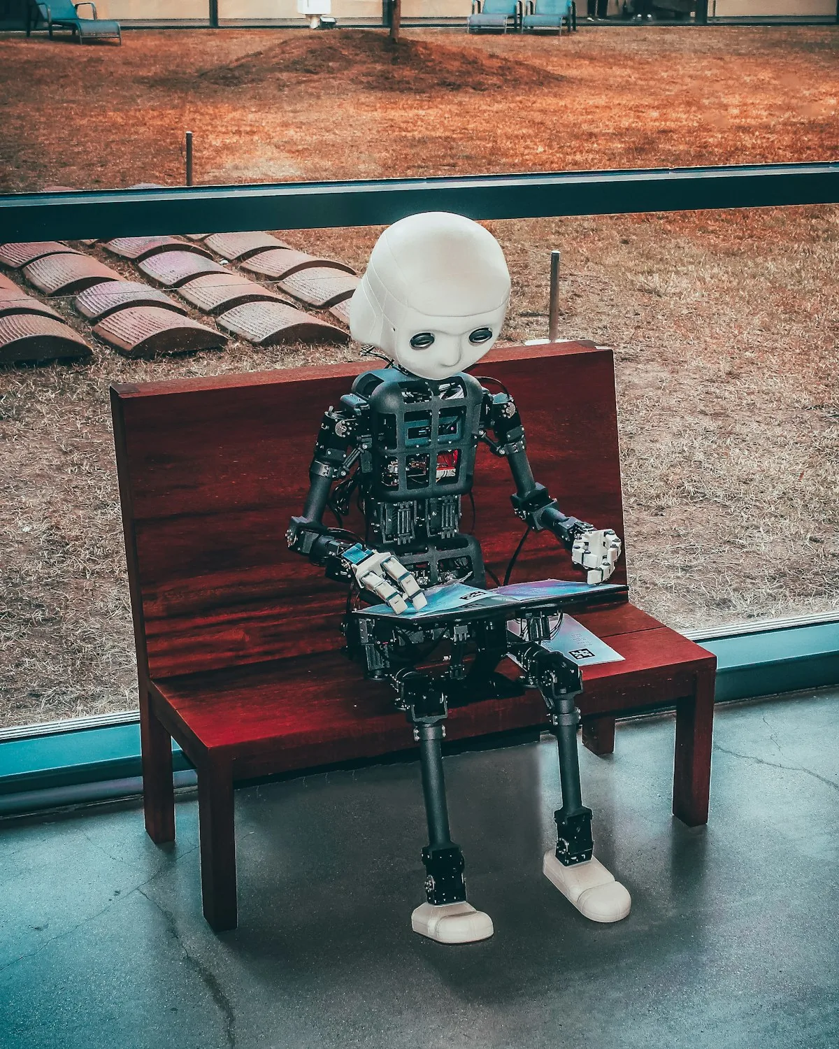 Robot humanoide leyendo, como metáfora de la inteligencia artificial que procesa información.