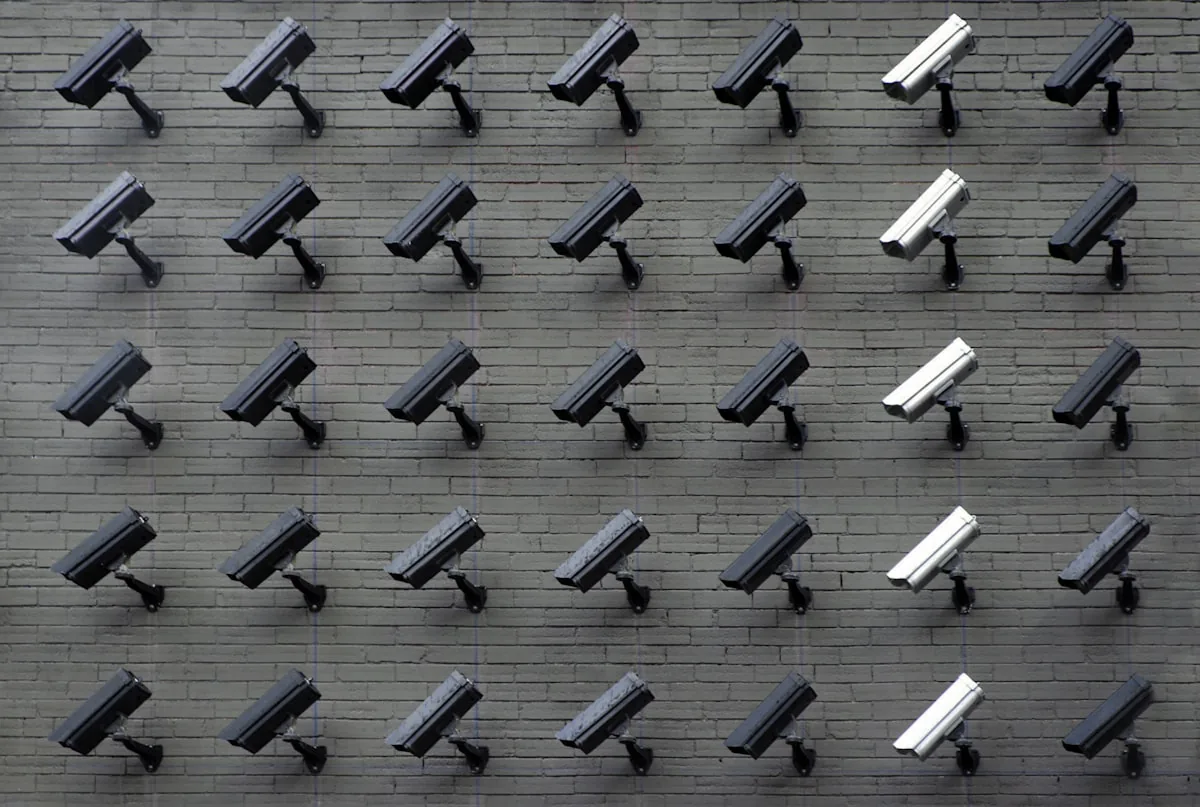 Pared con múltiples cámaras de vigilancia, símbolo del control de acceso y la seguridad.