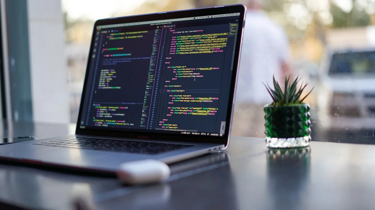 Pantalla de un portátil mostrando código de programación durante una sesión de desarrollo.