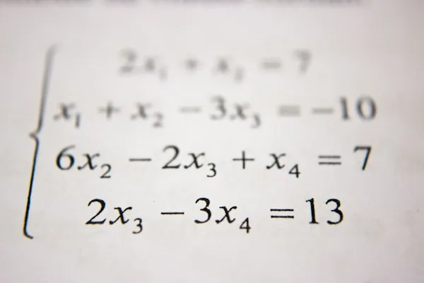 Ecuaciones matemáticas escritas a mano